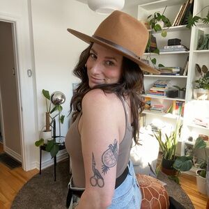 Meet your Posher, Sarah anne